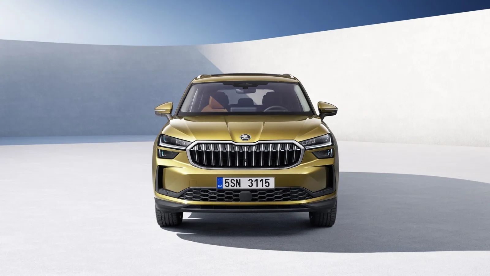 Der Škoda Kodiaq zeigt sich mit einer kraftvollen Frontpartie und markanten LED-Matrix-Scheinwerfern, die ihm eine moderne und selbstbewusste Optik verleihen.
